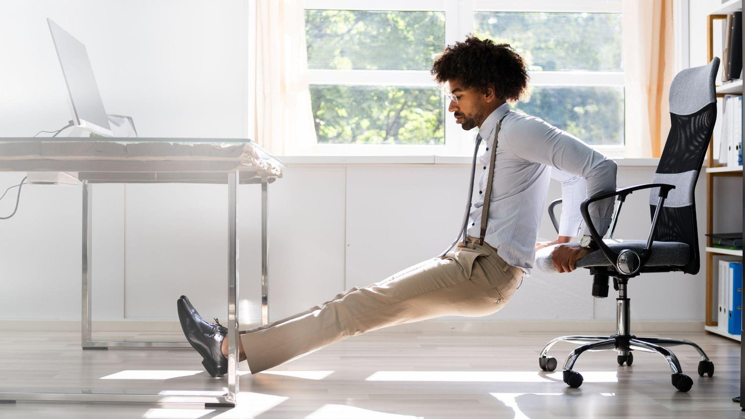 Improve your posture and stay fit with this 5 minute desk workout - Montreal Fitness
